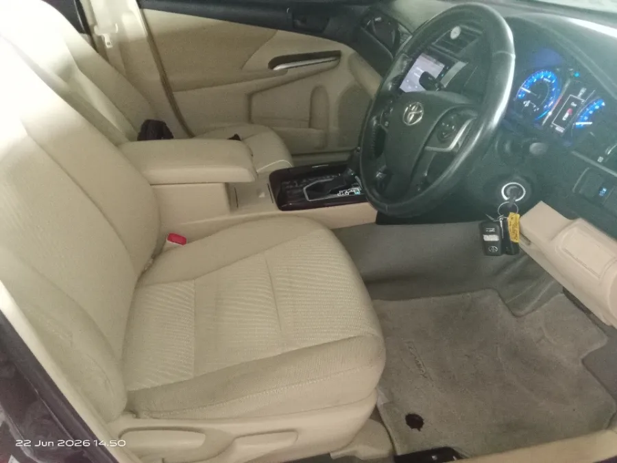 Foto Mobil Bekas Kabin Depan Toyota Camry 2.5 G tahun 2017