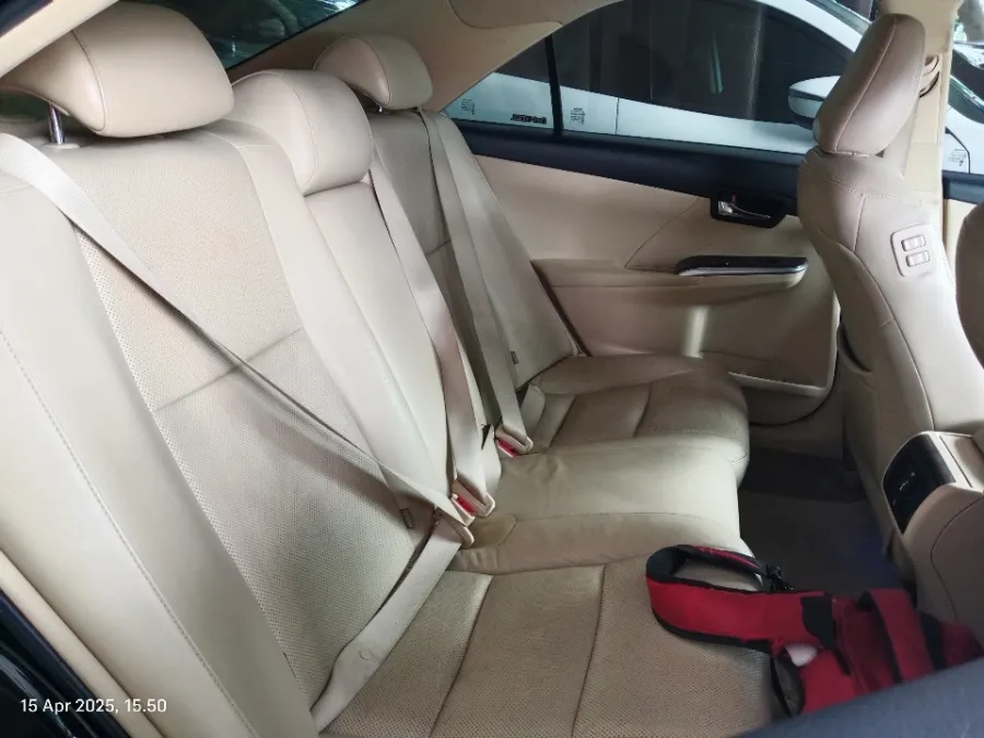 Foto Mobil Bekas Kabin Belakang Toyota Camry 2.5 V tahun 2015