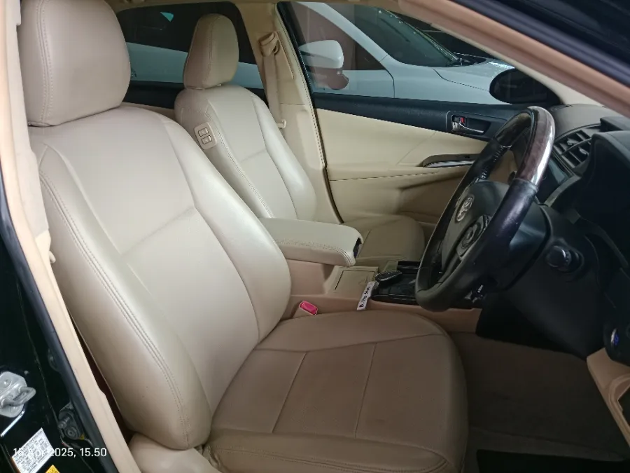 Foto Mobil Bekas Kabin Depan Toyota Camry 2.5 V tahun 2015