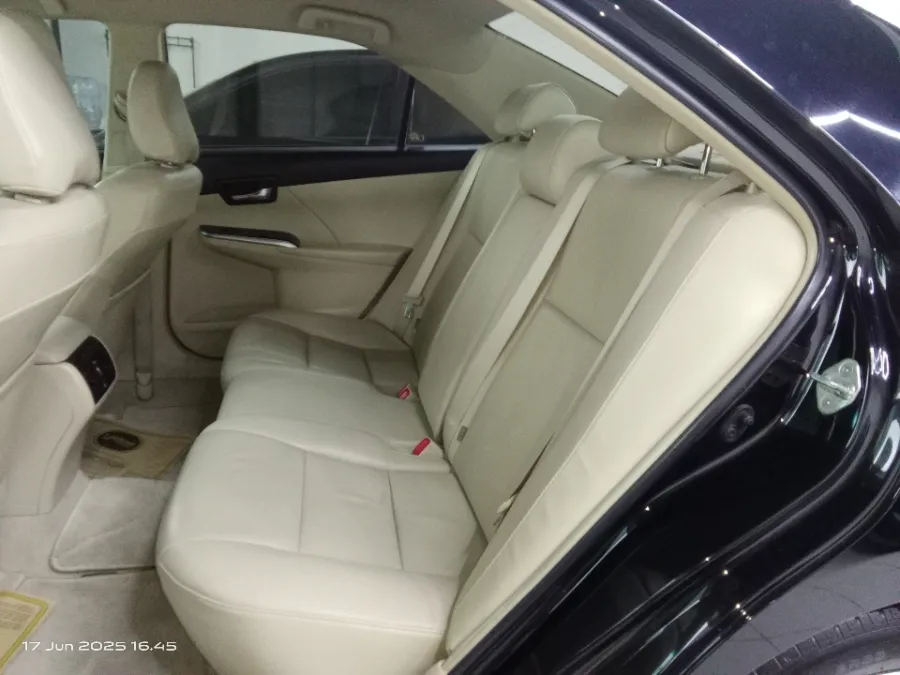Foto Mobil Bekas Kabin Belakang Toyota Camry 2.5 V tahun 2016