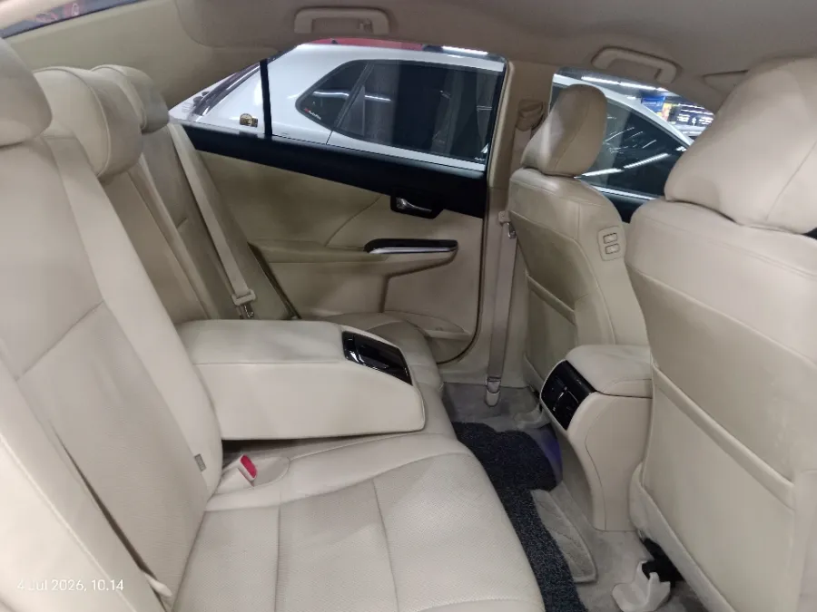 Foto Mobil Bekas Kabin Belakang Toyota Camry 2.5 V tahun 2016