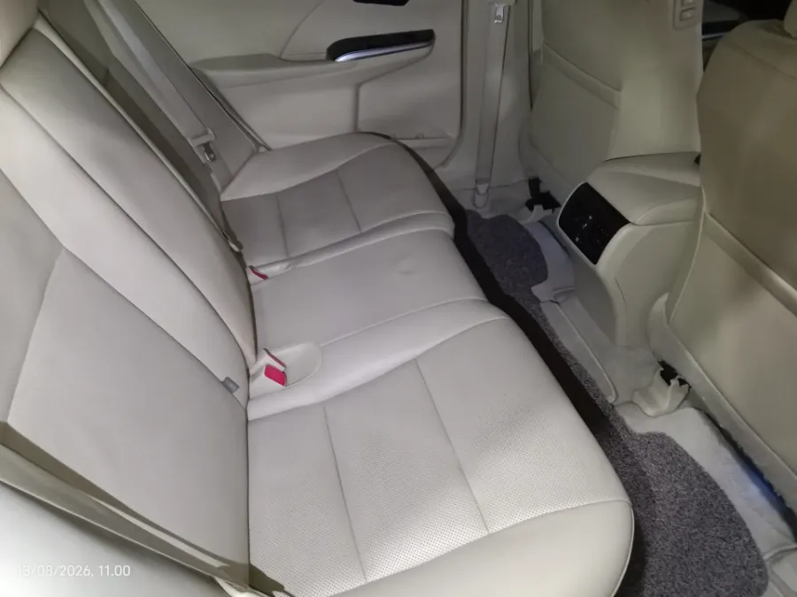 Foto Mobil Bekas Kabin Belakang Toyota Camry 2.5 V tahun 2016