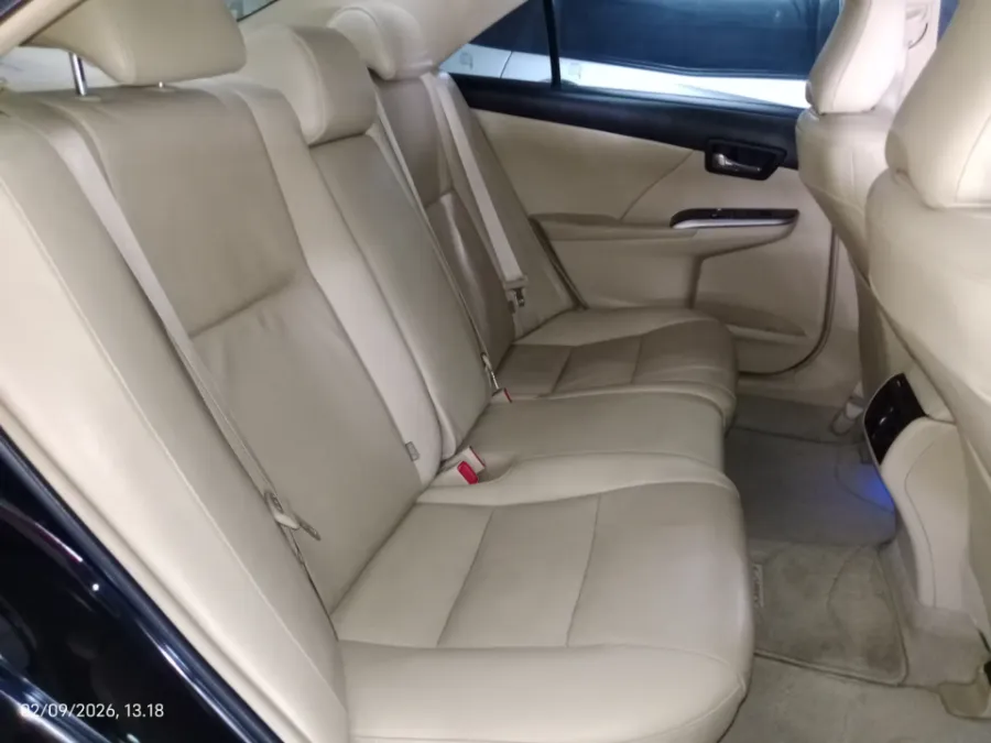 Foto Mobil Bekas Kabin Belakang Toyota Camry 2.5 V tahun 2016