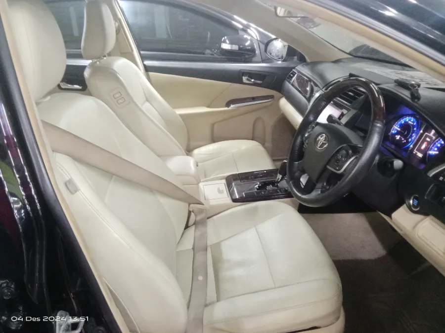Foto Mobil Bekas Kabin Depan Toyota Camry 2.5 V tahun 2016