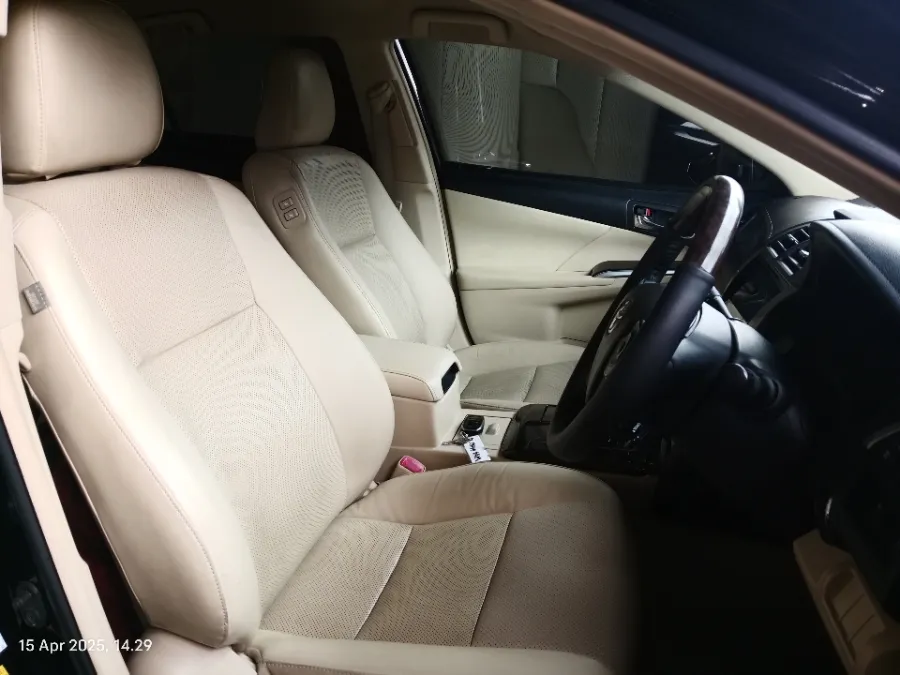 Foto Mobil Bekas Kabin Depan Toyota Camry 2.5 V tahun 2016