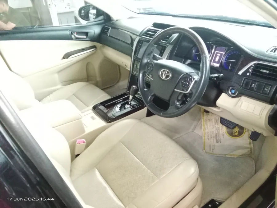 Foto Mobil Bekas Kabin Depan Toyota Camry 2.5 V tahun 2016