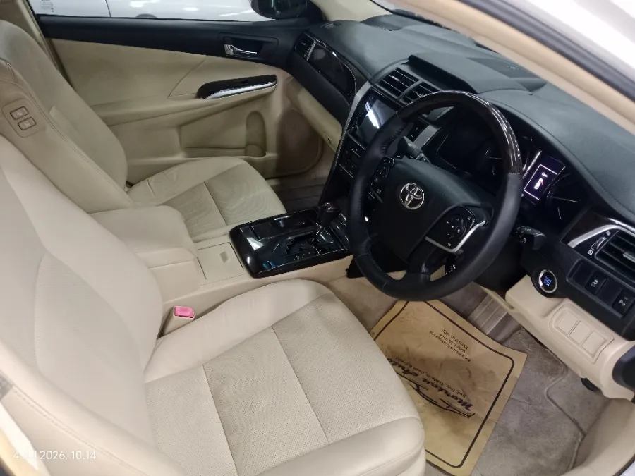 Foto Mobil Bekas Kabin Depan Toyota Camry 2.5 V tahun 2016