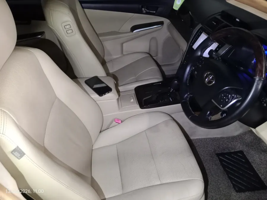 Foto Mobil Bekas Kabin Depan Toyota Camry 2.5 V tahun 2016
