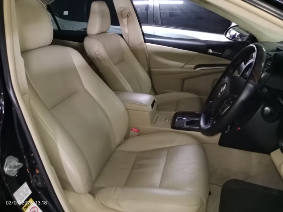 Foto Mobil Bekas Kabin Depan Toyota Camry 2.5 V tahun 2016