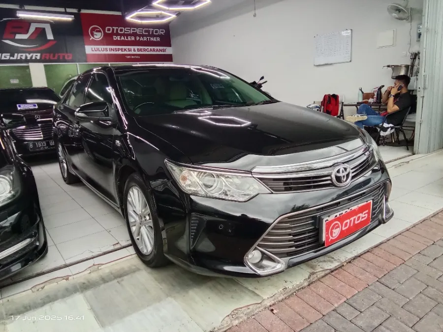 Foto Mobil Bekas Kanan Depan Toyota Camry 2.5 V tahun 2016