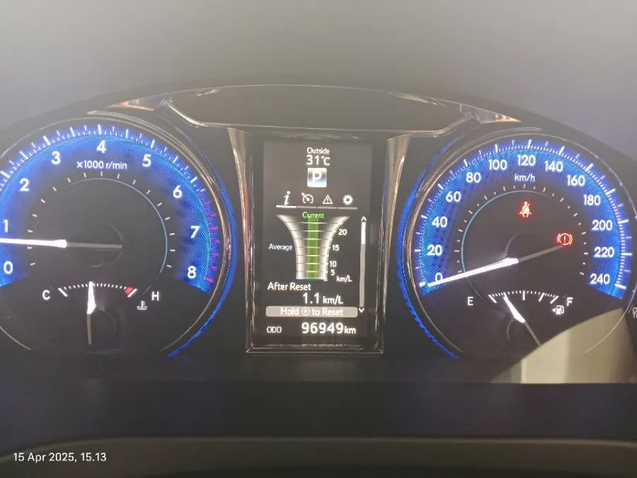 Foto Mobil Bekas Odometer Toyota Camry 2.5 V tahun 2016