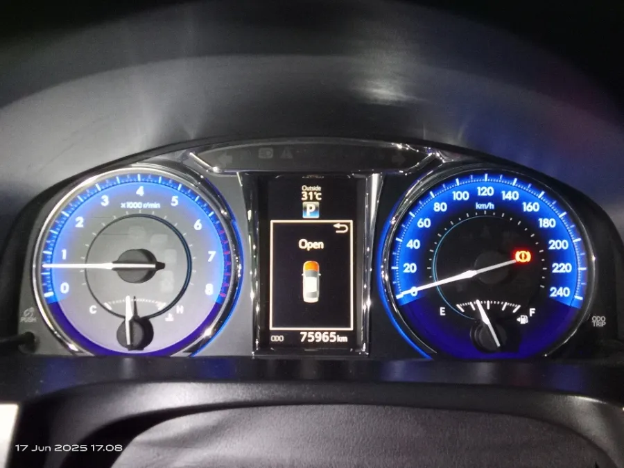Foto Mobil Bekas Odometer Toyota Camry 2.5 V tahun 2016