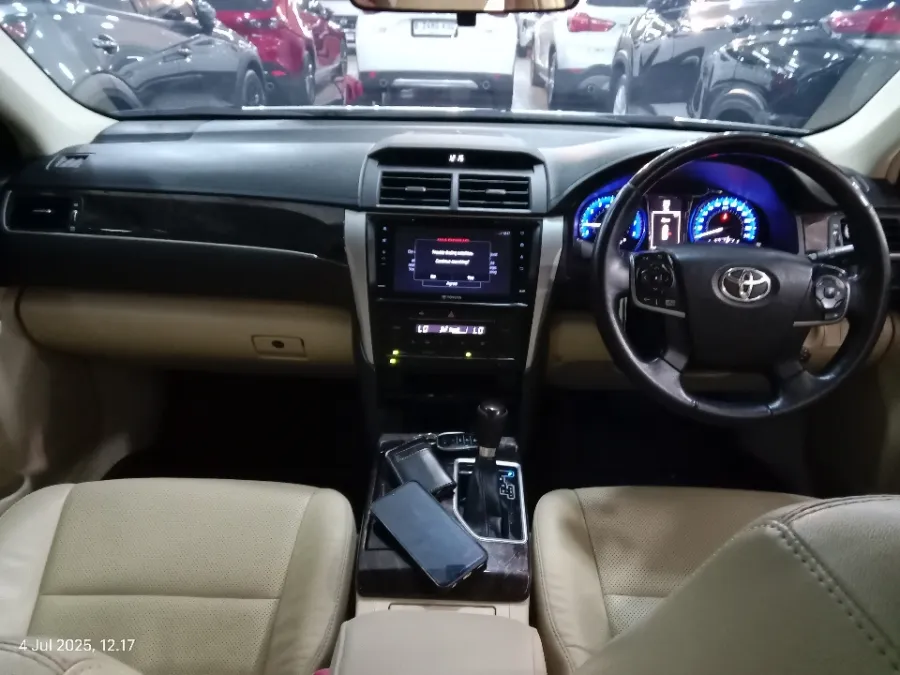 Foto Mobil Bekas Dashboard Toyota Camry 2.5 V tahun 2017
