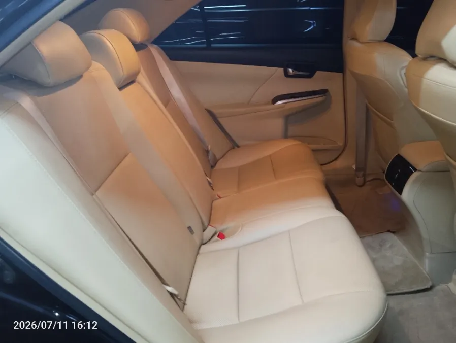 Foto Mobil Bekas Kabin Belakang Toyota Camry 2.5 V tahun 2017