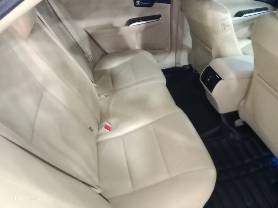 Foto Mobil Bekas Kabin Belakang Toyota Camry 2.5 V tahun 2017