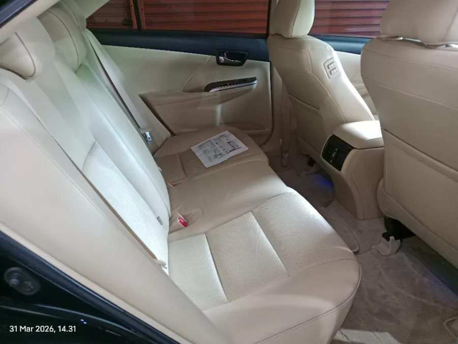 Foto Mobil Bekas Kabin Belakang Toyota Camry 2.5 V tahun 2017
