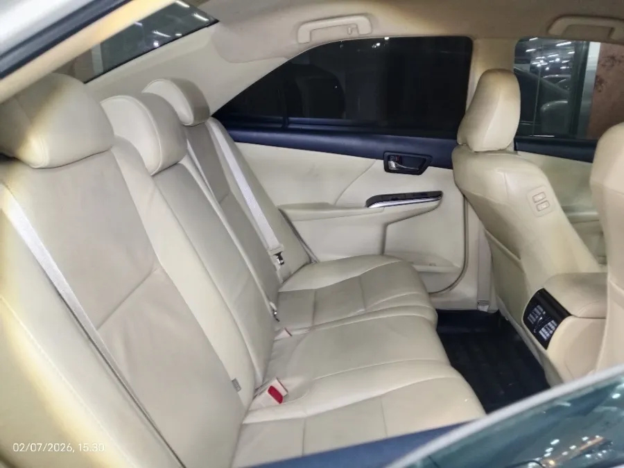 Foto Mobil Bekas Kabin Belakang Toyota Camry 2.5 V tahun 2017
