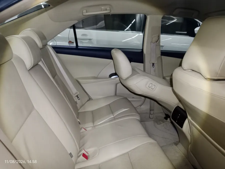 Foto Mobil Bekas Kabin Belakang Toyota Camry 2.5 V tahun 2017