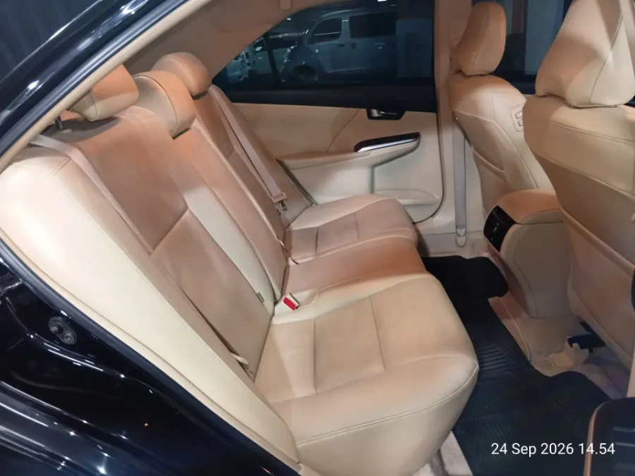 Foto Mobil Bekas Kabin Belakang Toyota Camry 2.5 V tahun 2017