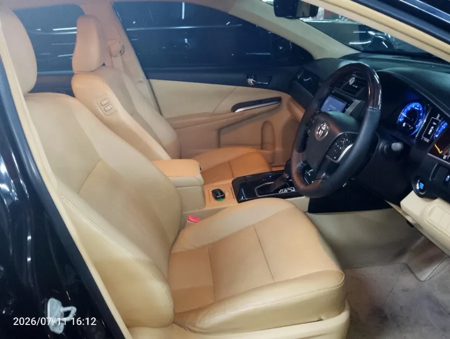 Foto Mobil Bekas Kabin Depan Toyota Camry 2.5 V tahun 2017