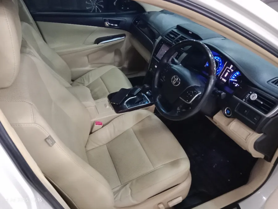 Foto Mobil Bekas Kabin Depan Toyota Camry 2.5 V tahun 2017