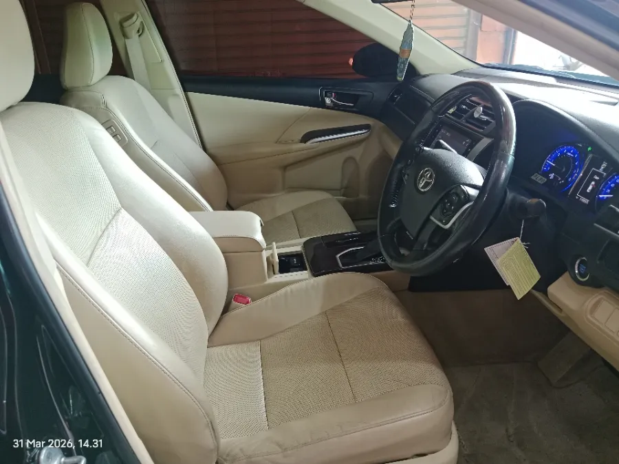 Foto Mobil Bekas Kabin Depan Toyota Camry 2.5 V tahun 2017