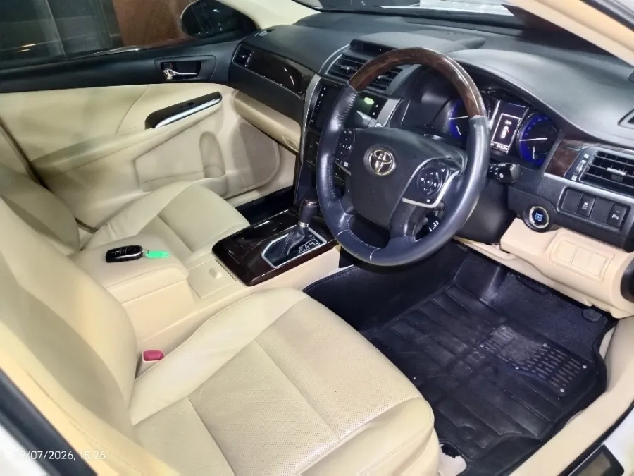 Foto Mobil Bekas Kabin Depan Toyota Camry 2.5 V tahun 2017