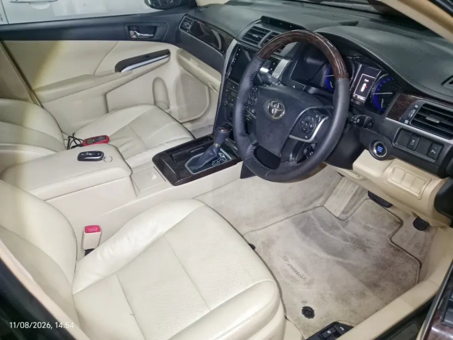 Foto Mobil Bekas Kabin Depan Toyota Camry 2.5 V tahun 2017
