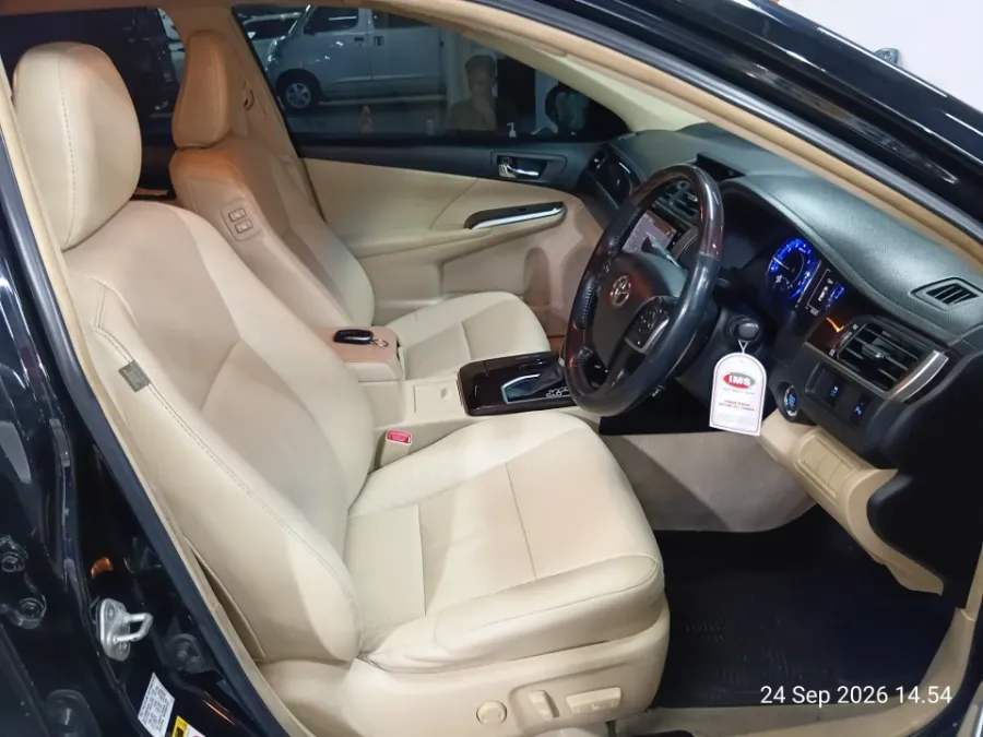 Foto Mobil Bekas Kabin Depan Toyota Camry 2.5 V tahun 2017
