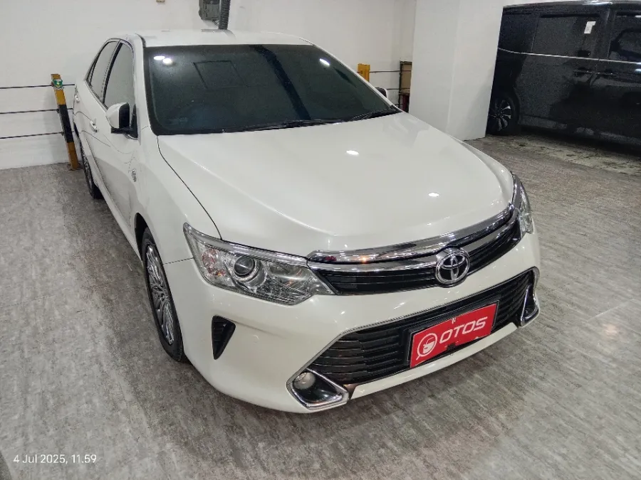 Foto Mobil Bekas Kanan Depan Toyota Camry 2.5 V tahun 2017