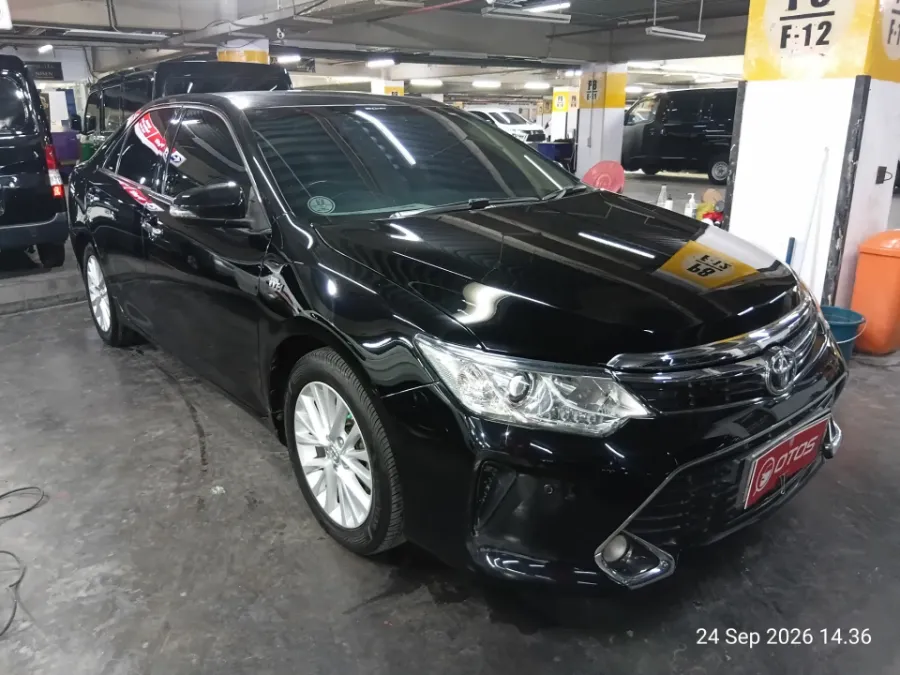Foto Mobil Bekas Kanan Depan Toyota Camry 2.5 V tahun 2017