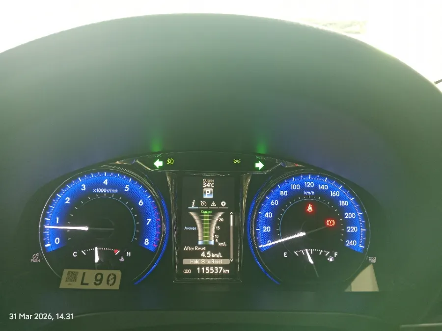 Foto Mobil Bekas Odometer Toyota Camry 2.5 V tahun 2017