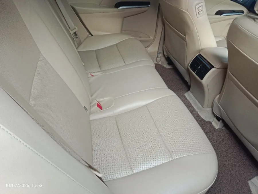 Foto Mobil Bekas Kabin Belakang Toyota Camry 2.5 V tahun 2018