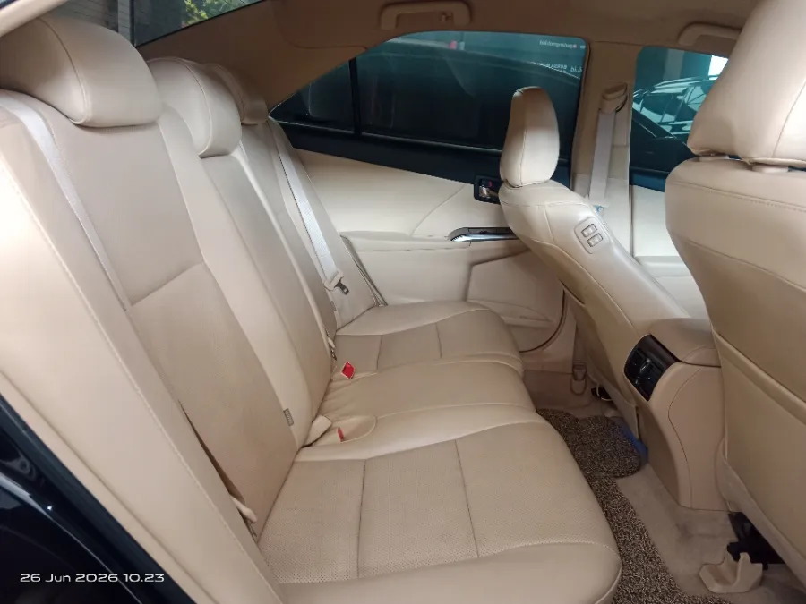 Foto Mobil Bekas Kabin Belakang Toyota Camry 2.5 V tahun 2018