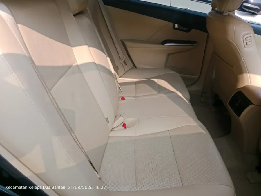 Foto Mobil Bekas Kabin Belakang Toyota Camry 2.5 V tahun 2018