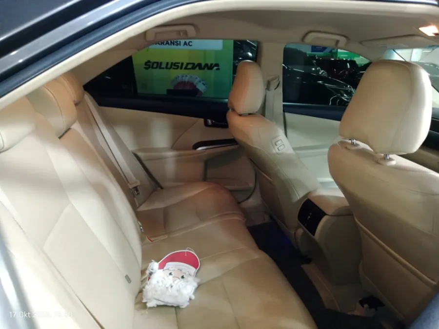 Foto Mobil Bekas Kabin Belakang Toyota Camry 2.5 V tahun 2018