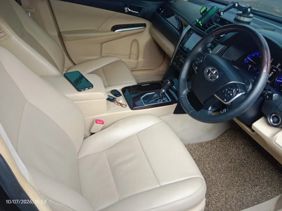 Foto Mobil Bekas Kabin Depan Toyota Camry 2.5 V tahun 2018
