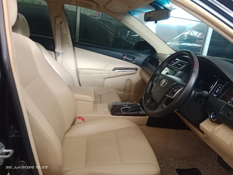 Foto Mobil Bekas Kabin Depan Toyota Camry 2.5 V tahun 2018