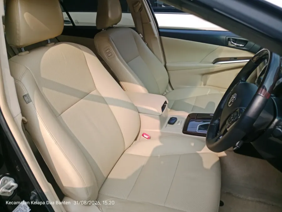 Foto Mobil Bekas Kabin Depan Toyota Camry 2.5 V tahun 2018