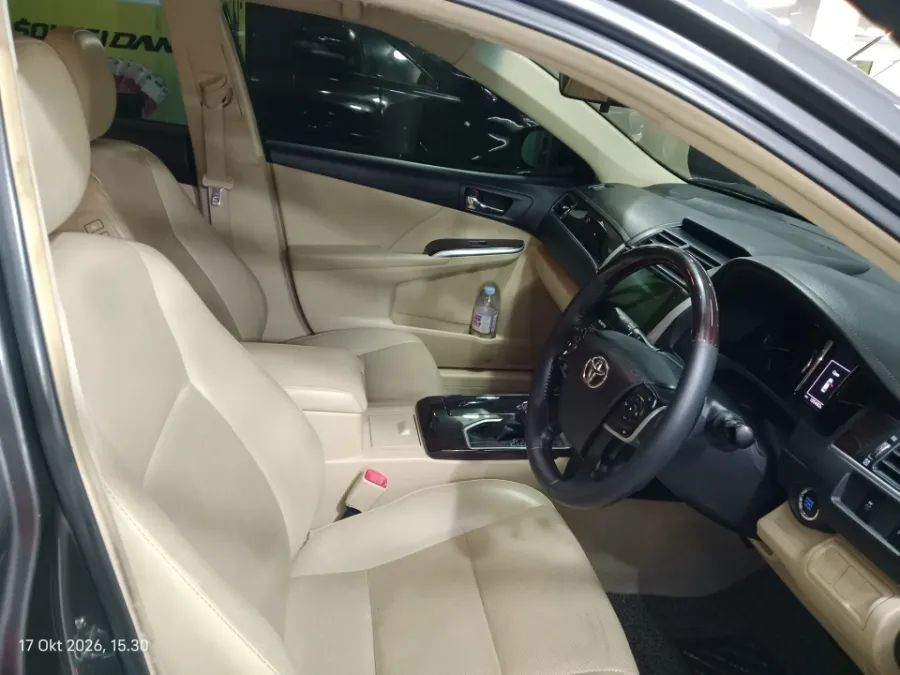 Foto Mobil Bekas Kabin Depan Toyota Camry 2.5 V tahun 2018