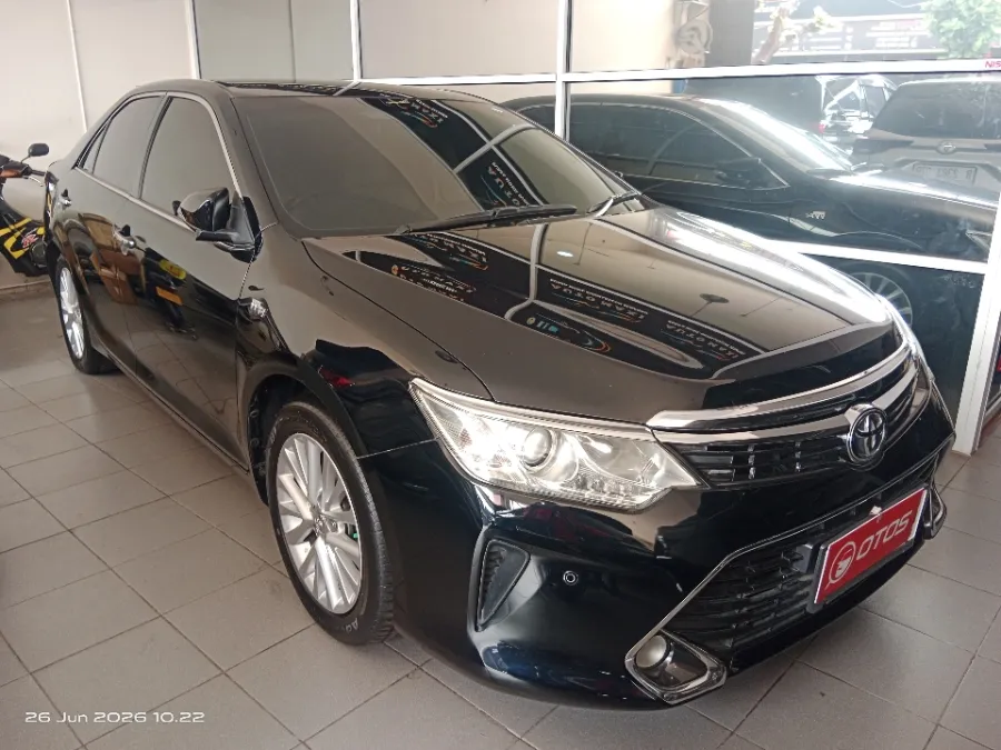 Foto Mobil Bekas Kanan Depan Toyota Camry 2.5 V tahun 2018