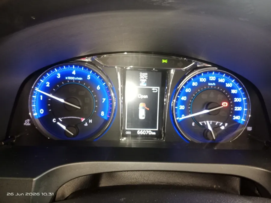 Foto Mobil Bekas Odometer Toyota Camry 2.5 V tahun 2018