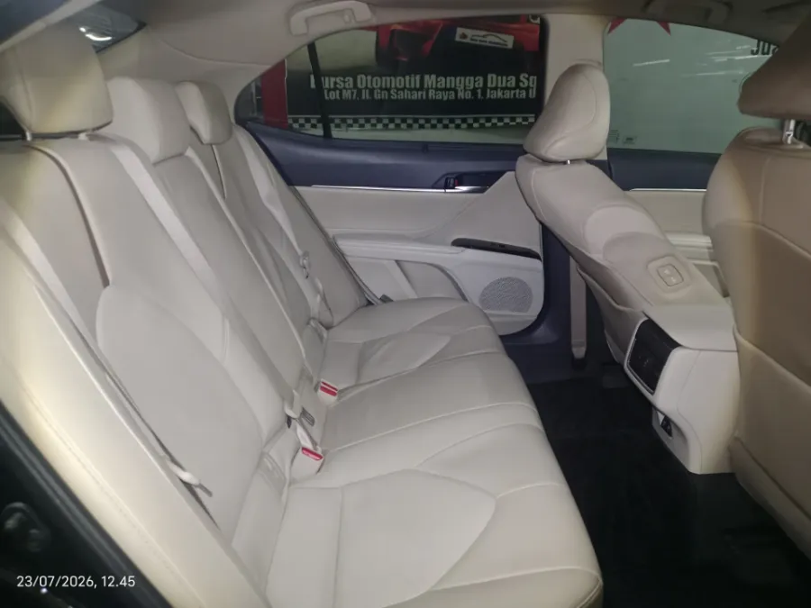 Foto Mobil Bekas Kabin Belakang Toyota Camry 2.5 V tahun 2019