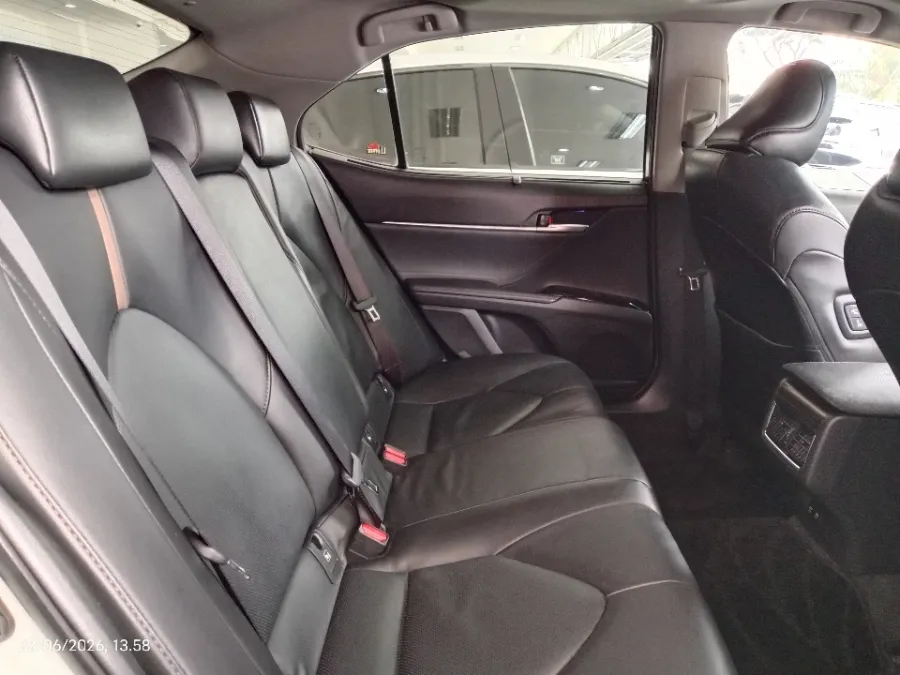 Foto Mobil Bekas Kabin Belakang Toyota Camry 2.5 V tahun 2019