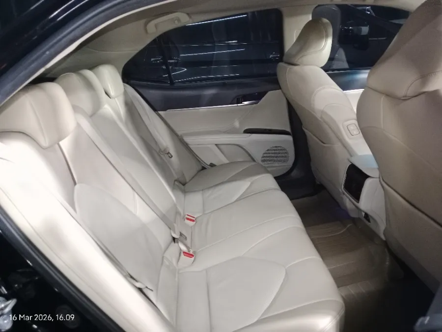 Foto Mobil Bekas Kabin Belakang Toyota Camry 2.5 V tahun 2019