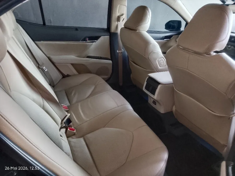 Foto Mobil Bekas Kabin Belakang Toyota Camry 2.5 V tahun 2019