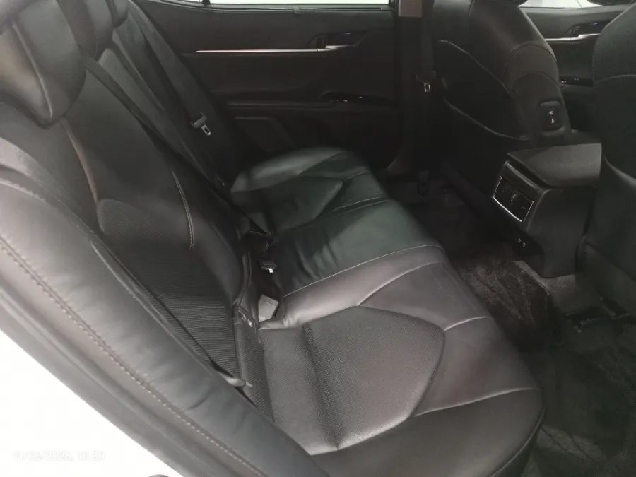 Foto Mobil Bekas Kabin Belakang Toyota Camry 2.5 V tahun 2019
