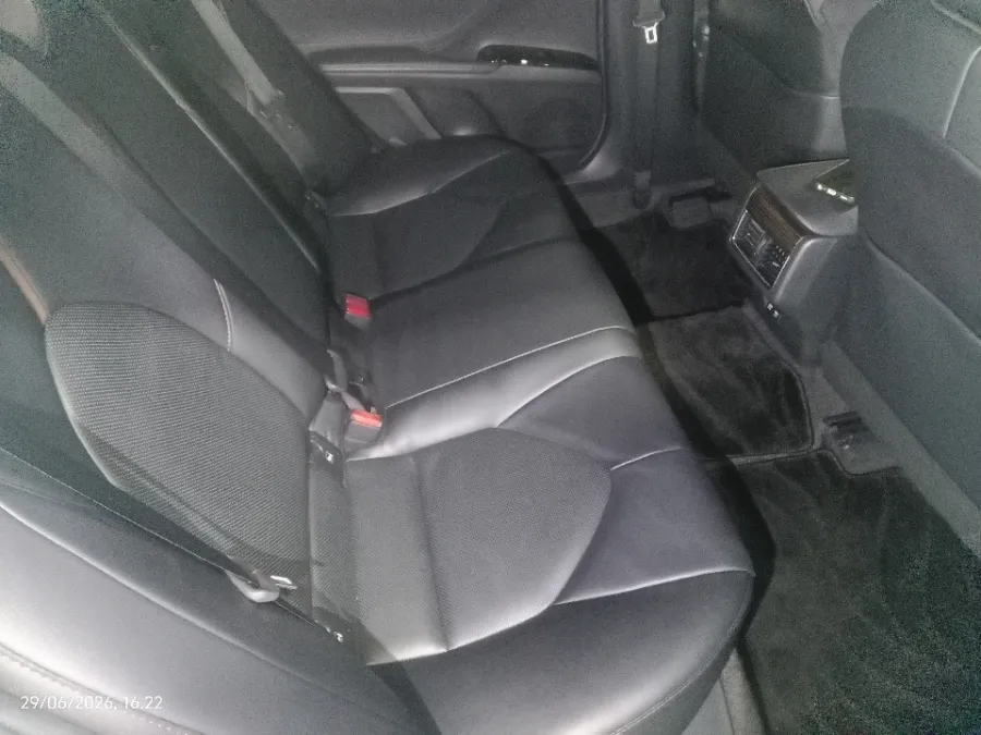 Foto Mobil Bekas Kabin Belakang Toyota Camry 2.5 V tahun 2019