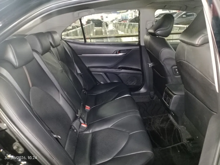Foto Mobil Bekas Kabin Belakang Toyota Camry 2.5 V tahun 2019