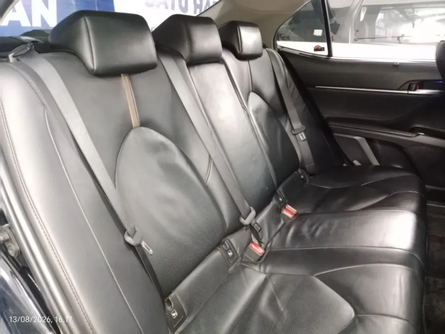 Foto Mobil Bekas Kabin Belakang Toyota Camry 2.5 V tahun 2019